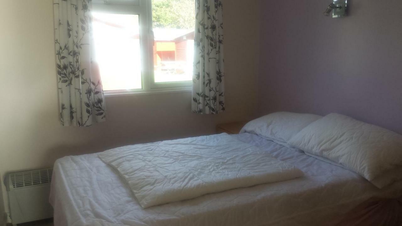 Chalets & Lodges At Atlantic Bays Holiday Park Padstow Exterior foto